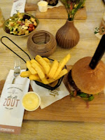 afbeelding van een hamburger met frieten.