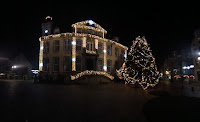 foto van kerstlampjes aan gebouw