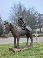 foto van het kinstwerk op de rotonde